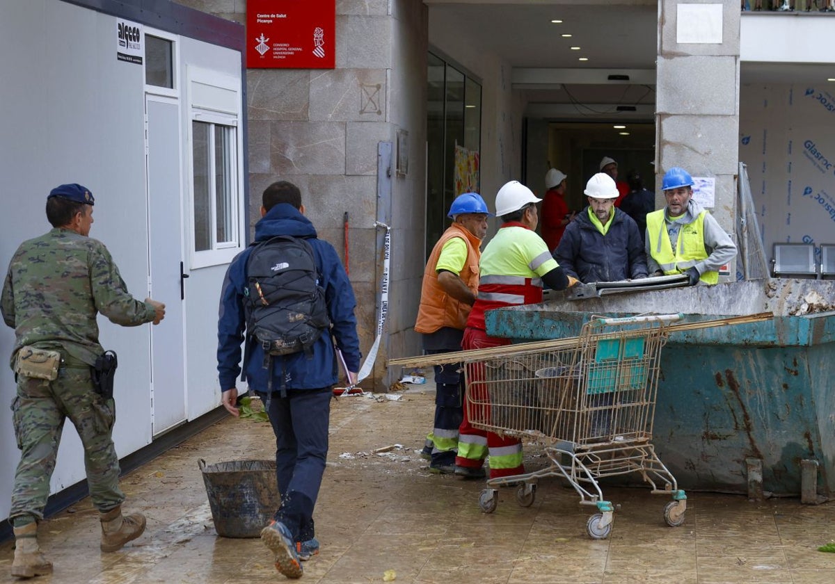 Un grupo de empleados del sector de la construcción trabaja en la reparación de un centro de salud tras la dana.