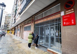 Varias personas en la puerta de un centro de salud cerrado este miércoles.