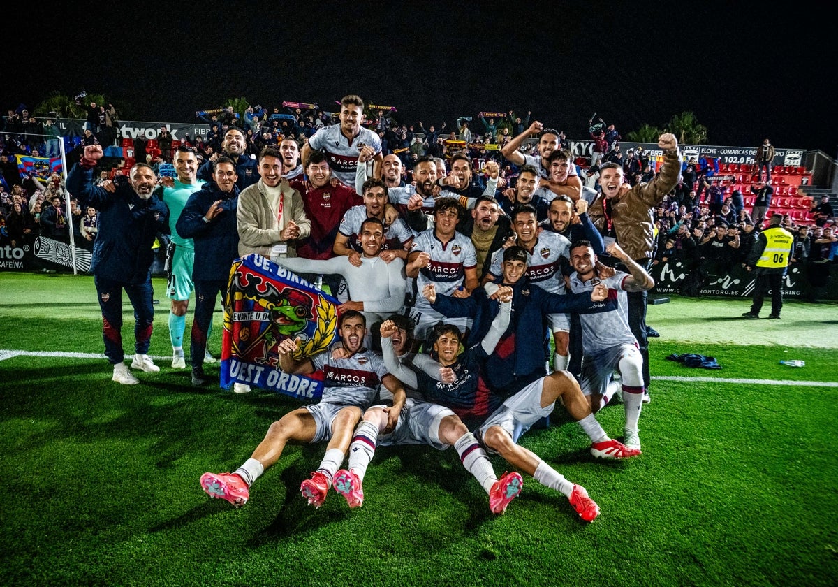 La plantilla celebra junto a la afición la remontada en Elda