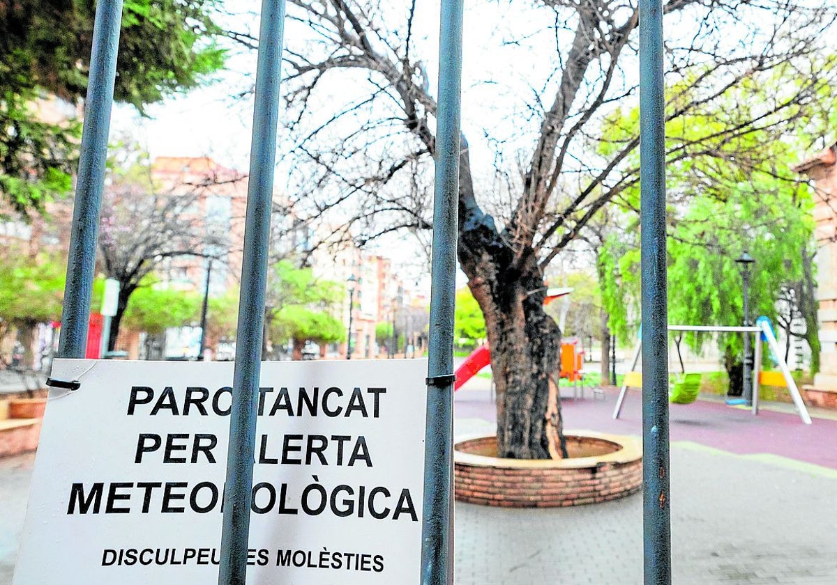 Cartel que anuncia el cierre de un parque infantil en la ciudad de Valencia.