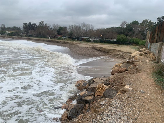 La playa Malvarrosa, sin prácticamente arena.