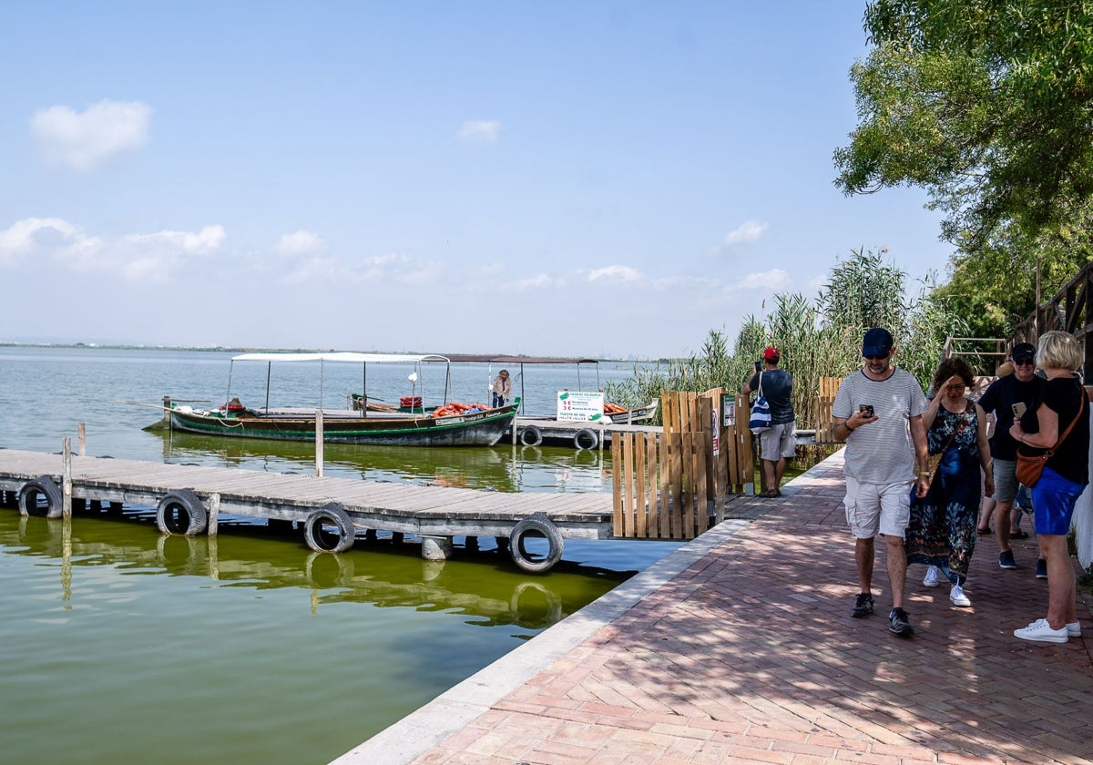 Un grupo de turistas en el lago de la Albufera.