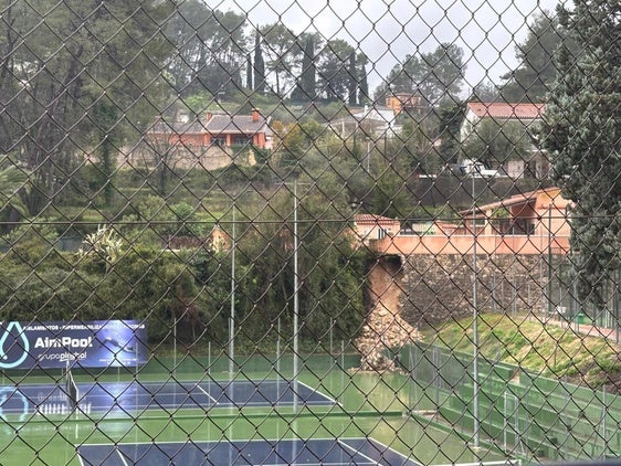 Parte del muro qu ha caído en las pistas deportivas.