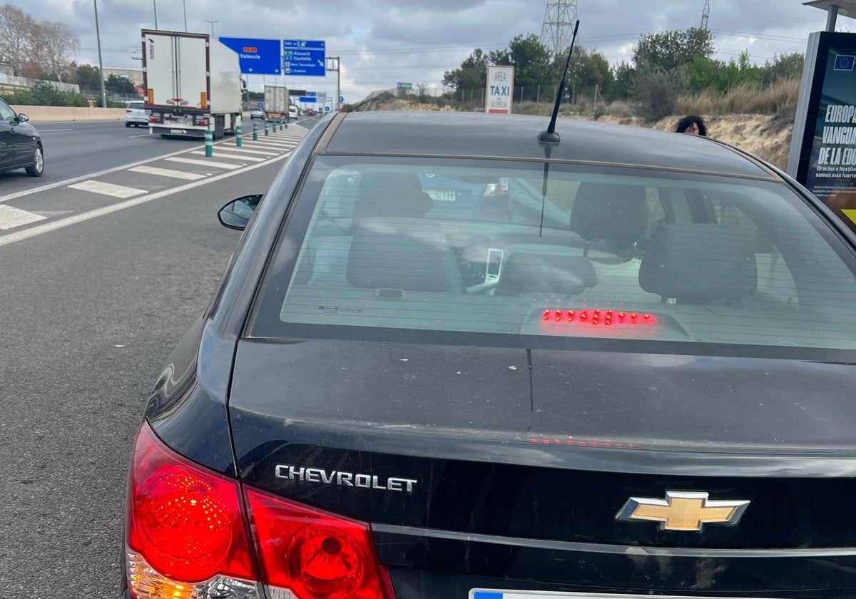 El Chevrolet parado en un carril de salida de la CV-35 en San Antonio de Benagéber.