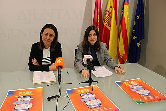 La edil María José Garcia y la presidenta de la asociación, Paula García.