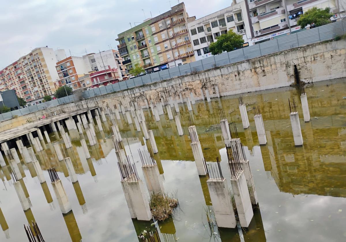 Agua en el solar de Alzira.