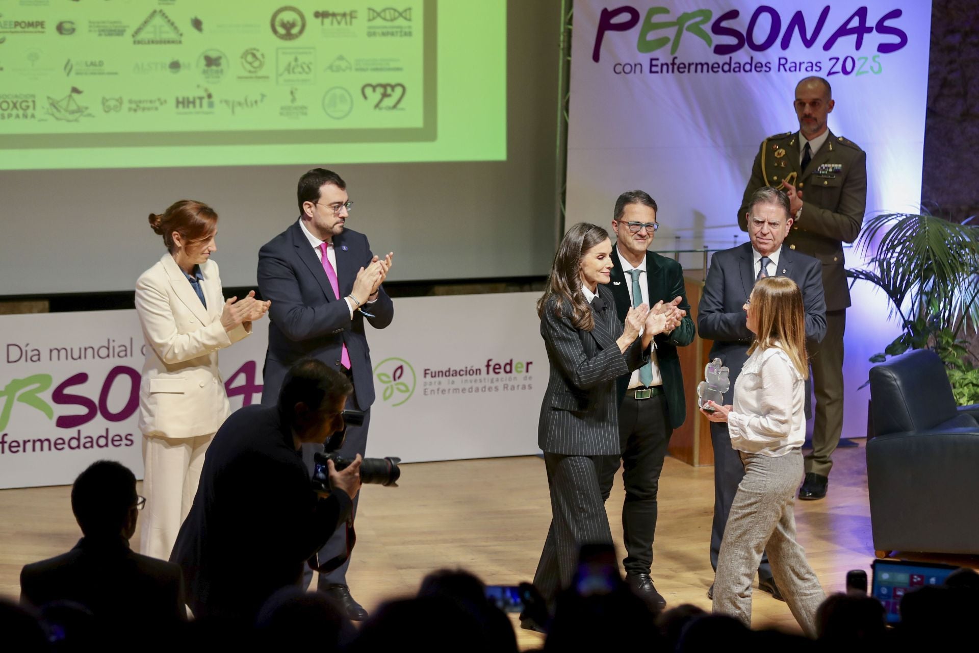 Letizia se suma a la tendencia del look masculino con traje y corbata