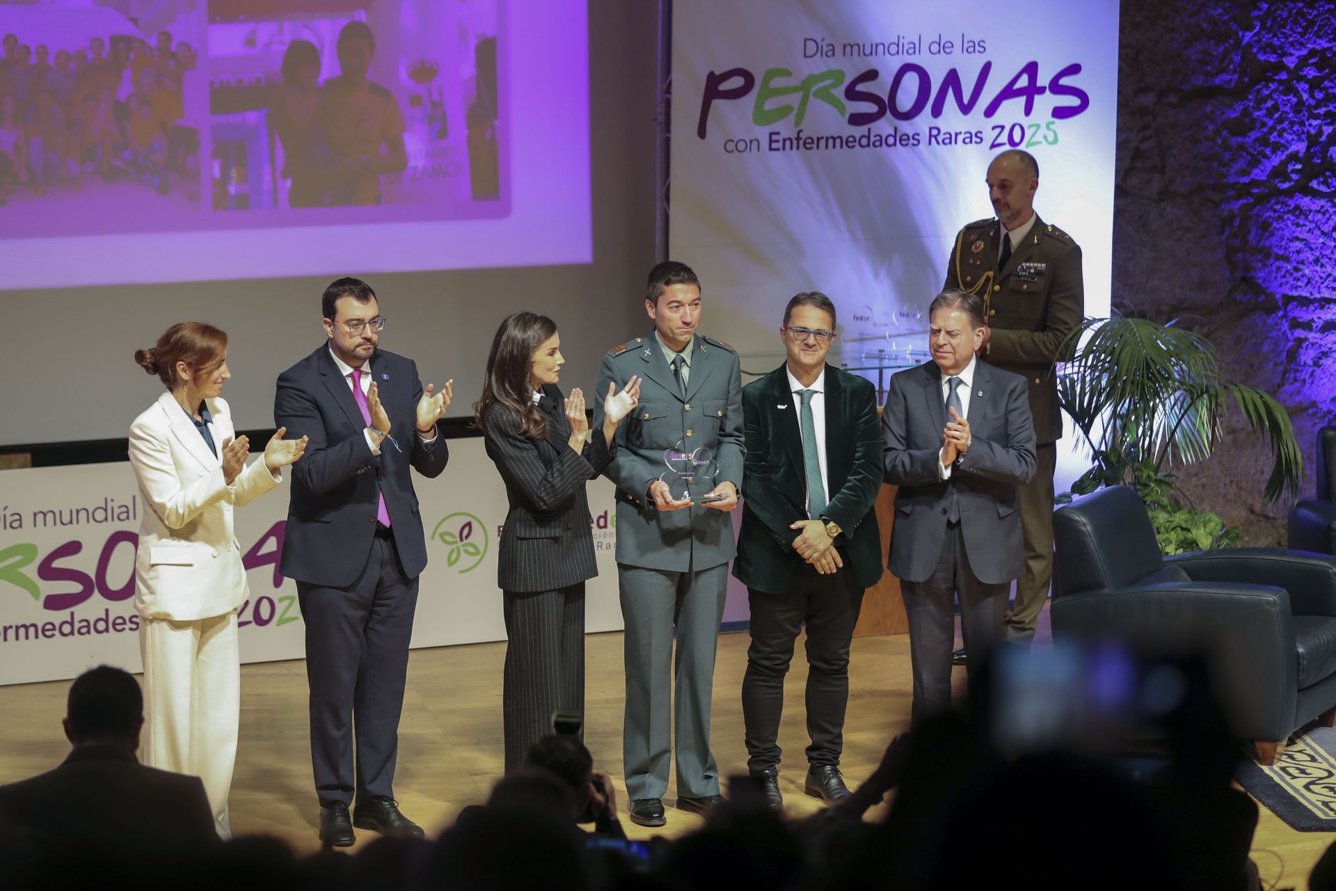 Letizia se suma a la tendencia del look masculino con traje y corbata