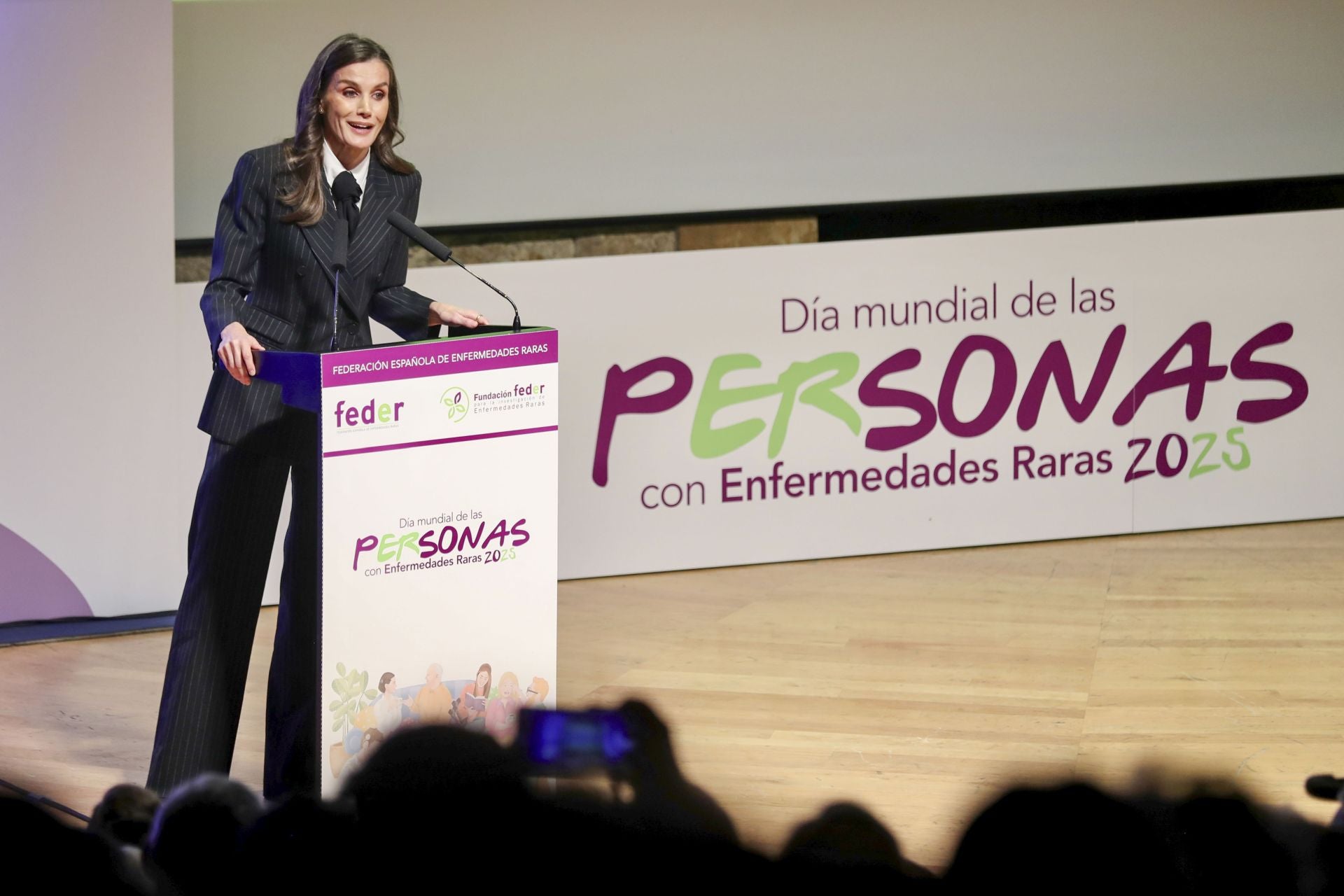 Letizia se suma a la tendencia del look masculino con traje y corbata