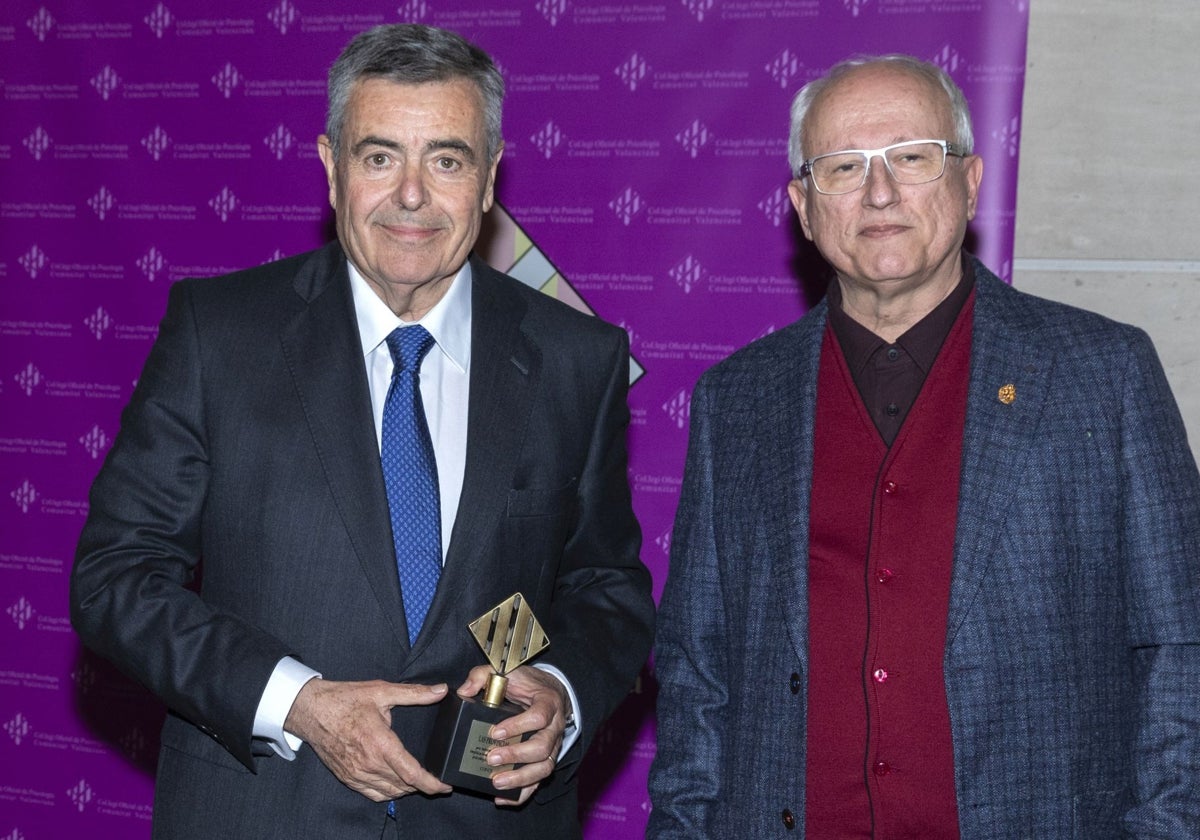 El presidente del consejo de LAS PROVINCIAS, Gonzalo Zarranz, con Manuel Peretó, vocal del Colegio de Psicólogos.