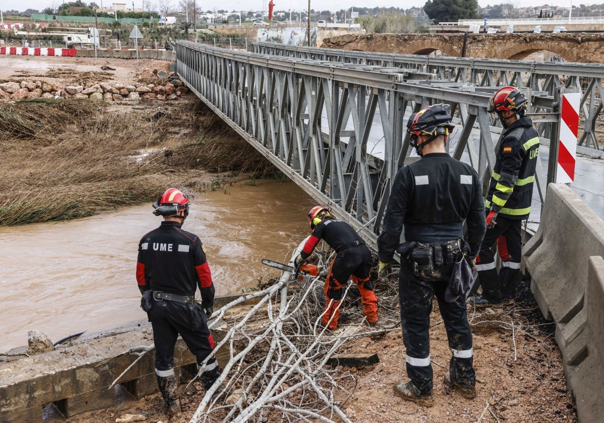 Efectivos de la UME vigilan el río Turia esta semana.