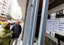 Cartel en un centro de salud cerrado por la emergencia.