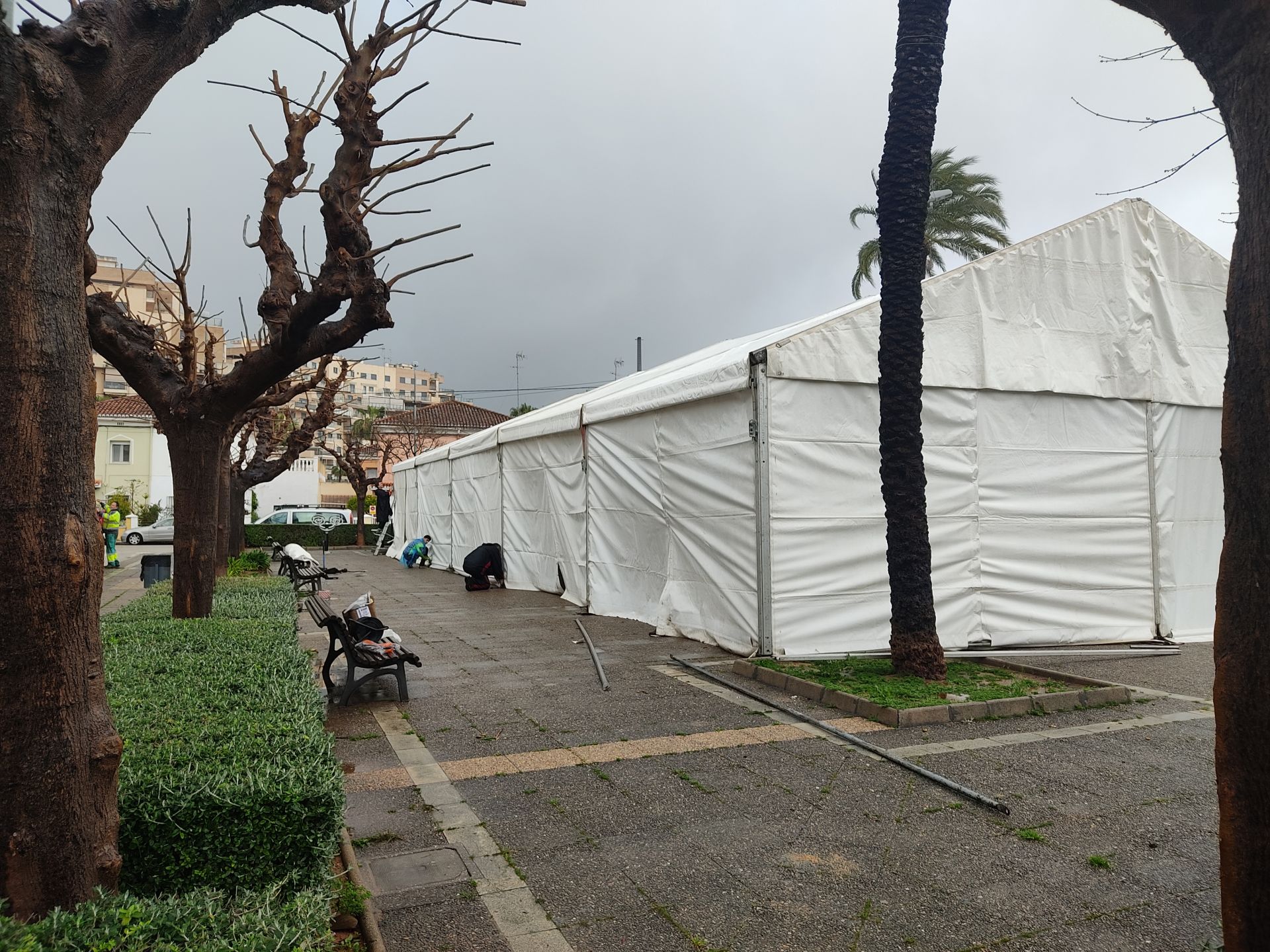 Montaje de una de las carpas en Alzira.