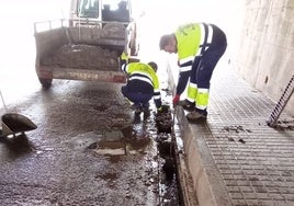 Operarios limpiando los imbornales de Utiel.