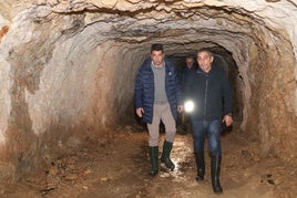 Mazón junto a Mengual, durante su visita a la Vall de Laguar.