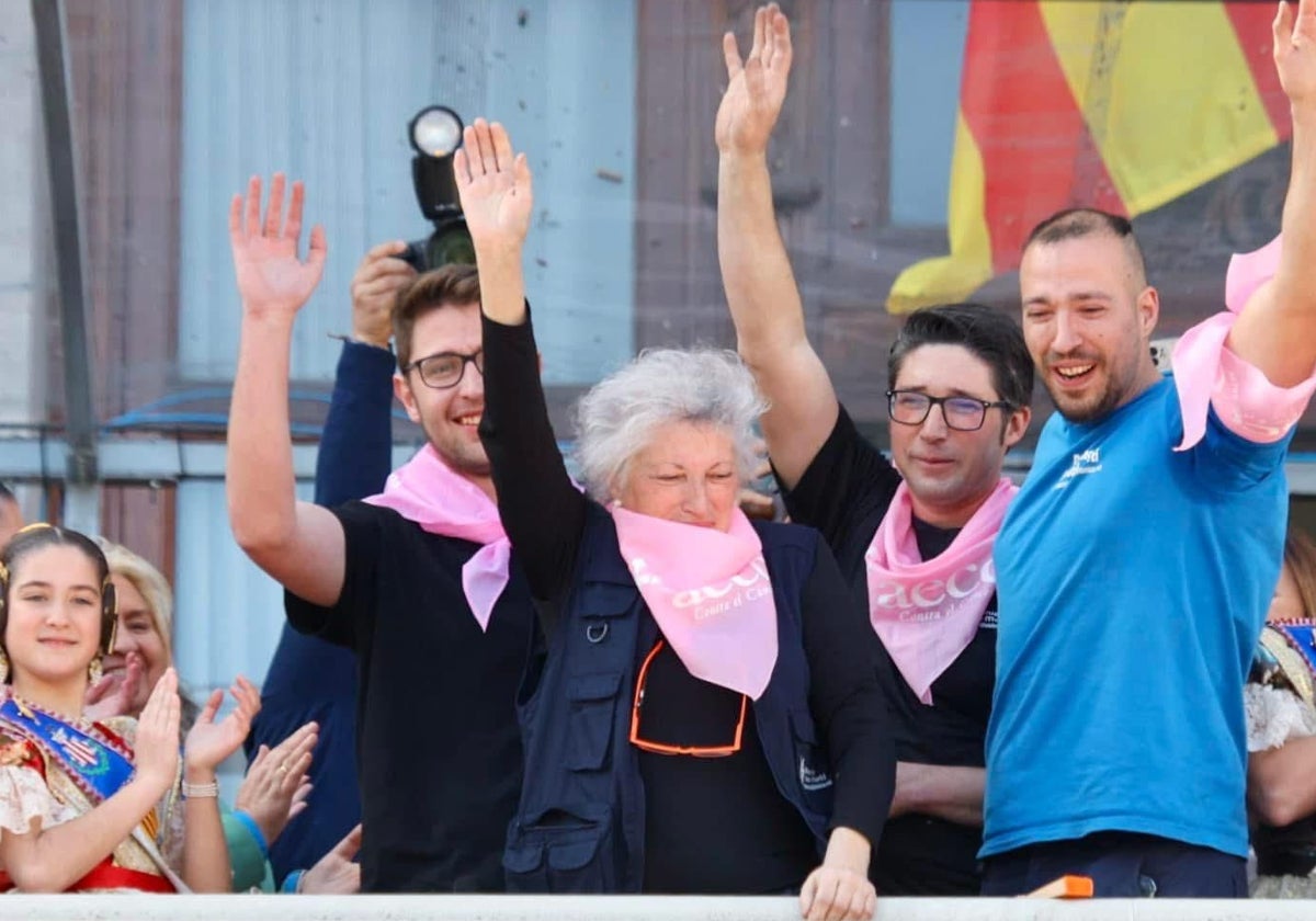 Nuria Martí, acompalado de sus hijos, en el balcón del Ayuntamiento.