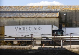 Camiones de Marie Claire en las instalaciones de Vilafranca del Cid.