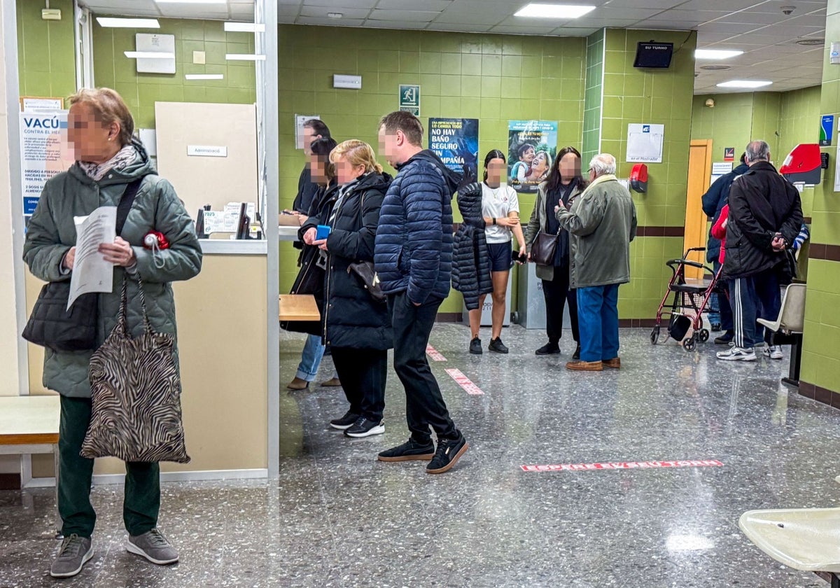 Pacientes en un centro de salud de Valencia este viernes.