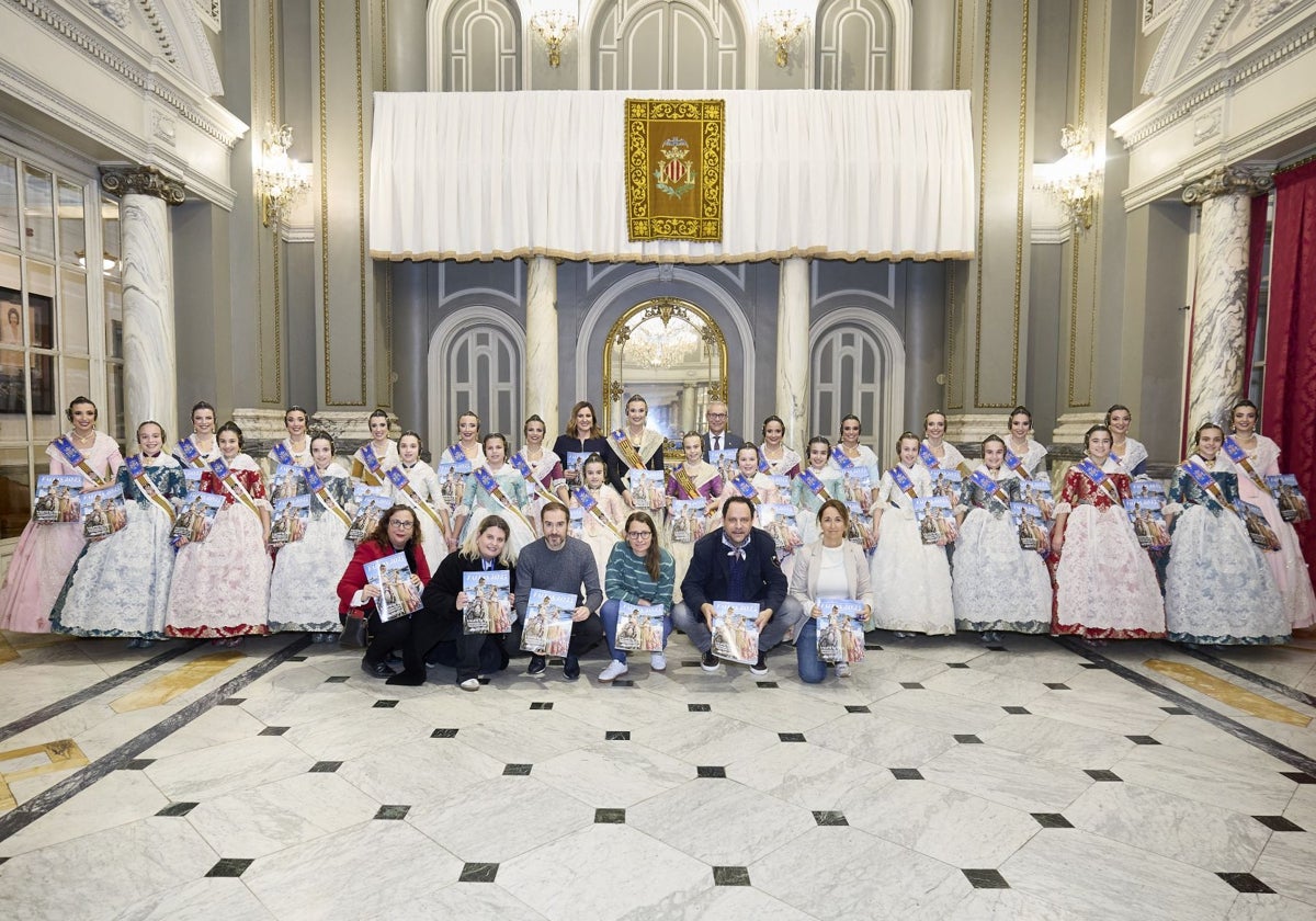 Las falleras mayores, sus cortes y los redactores de LAS PROVINCIAS, con el Extra Fallas en el Ayuntamiento.