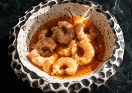 Gambas al ajillo, salseadas con sus propios corales.