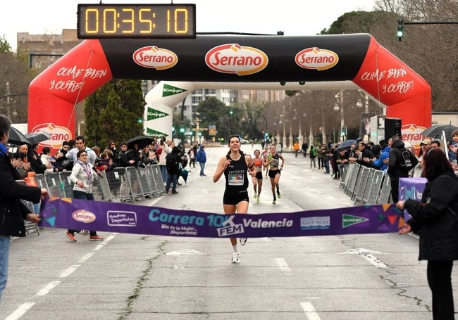 Llegada a meta de la ganadora Alicia Álvarez.