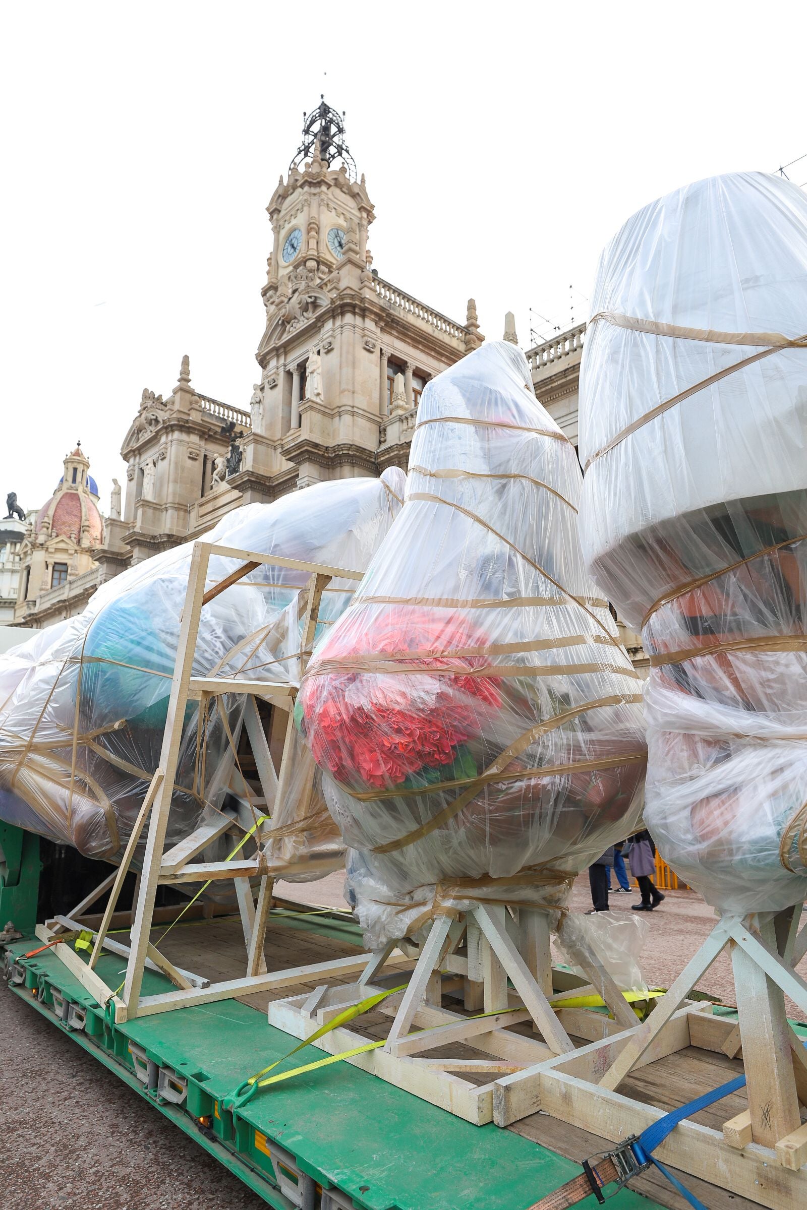 Las primeras piezas de la falla municipal de 2025 llegan a la plaza del Ayuntamiento