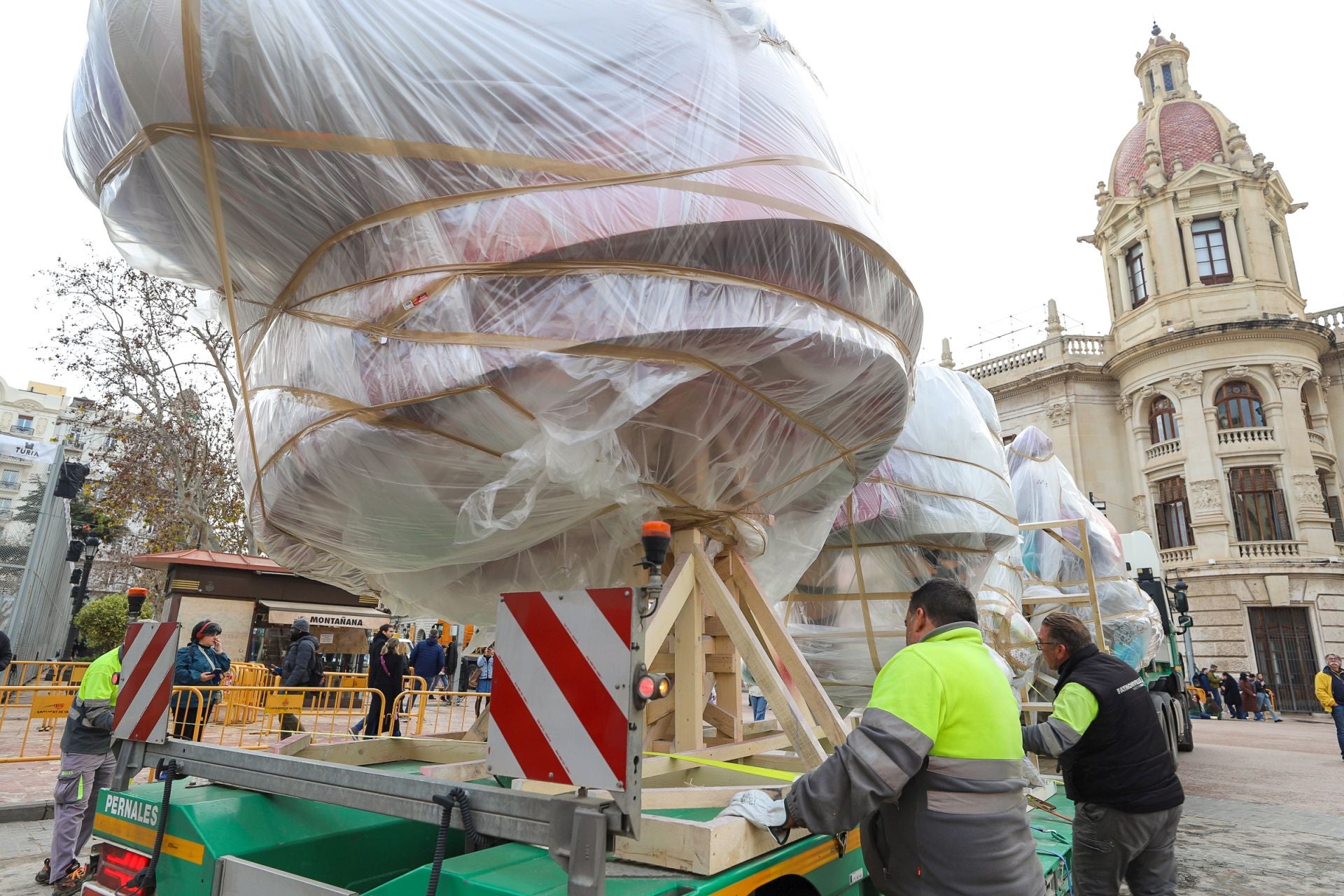 Las primeras piezas de la falla municipal de 2025 llegan a la plaza del Ayuntamiento