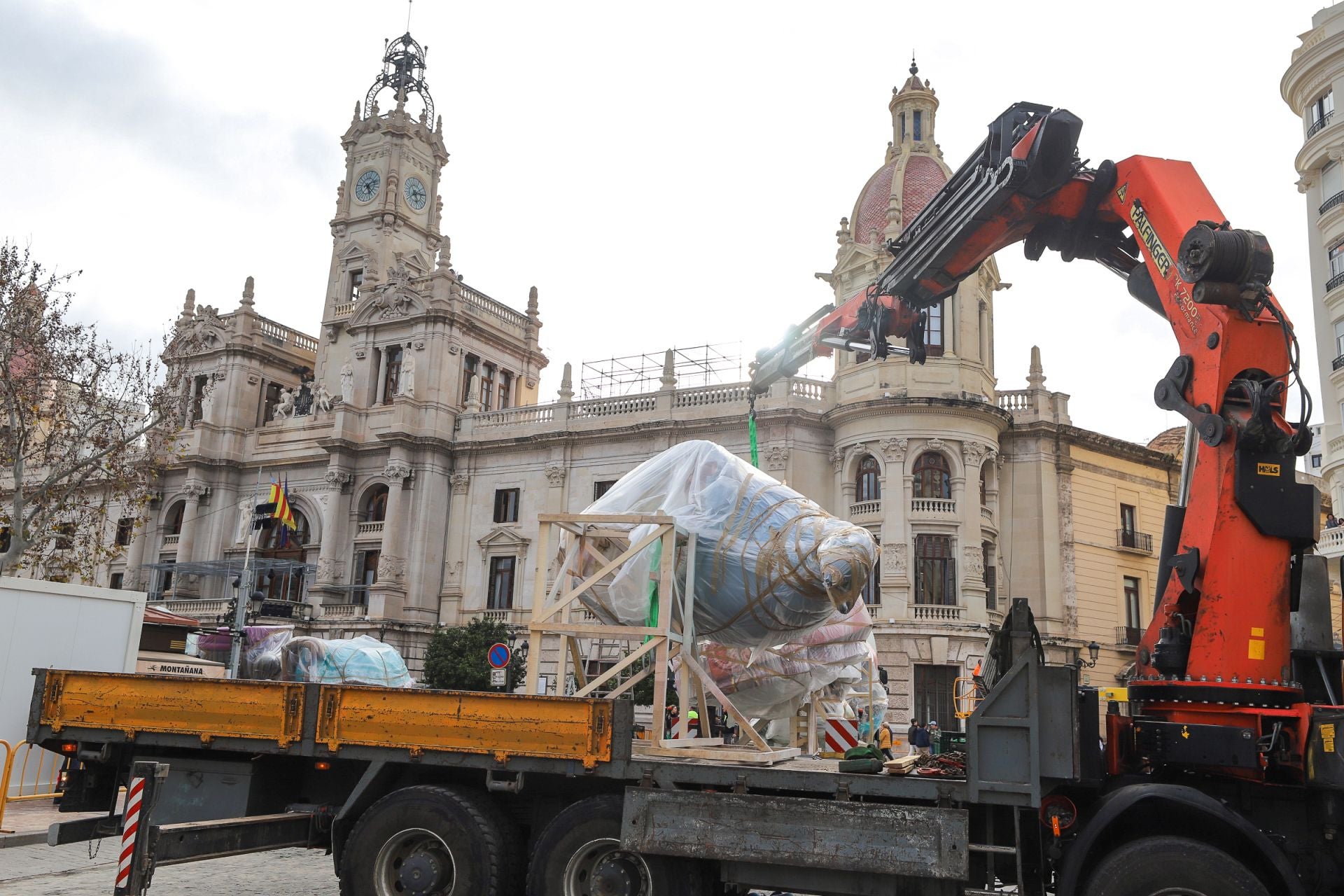 Las primeras piezas de la falla municipal de 2025 llegan a la plaza del Ayuntamiento