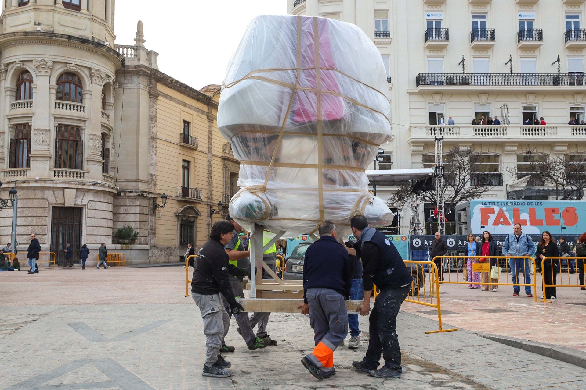 Las primeras piezas de la falla municipal de 2025 llegan a la plaza del Ayuntamiento