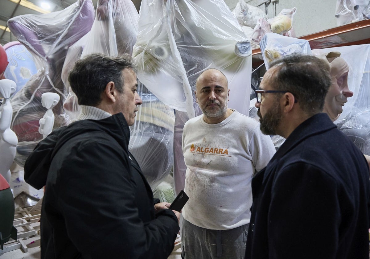 Miembros de la comisión y Carlos Carsí en el taller del artista.