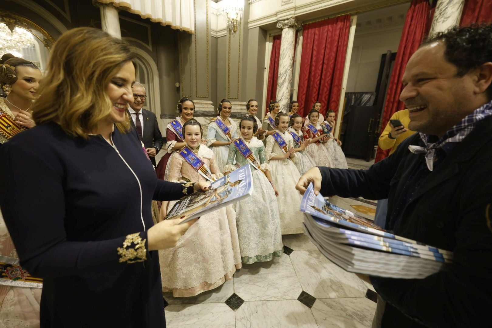 Las falleras mayores de Valencia 2025 reciben el suplemento de Fallas de LAS PROVINCIAS