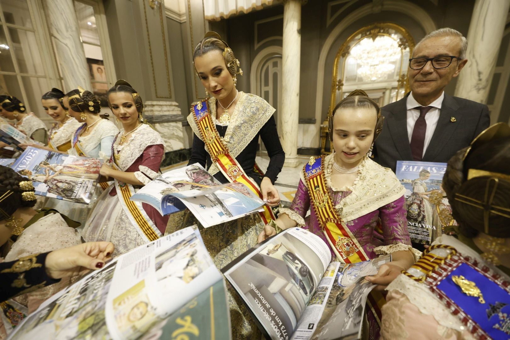 Las falleras mayores de Valencia 2025 reciben el suplemento de Fallas de LAS PROVINCIAS