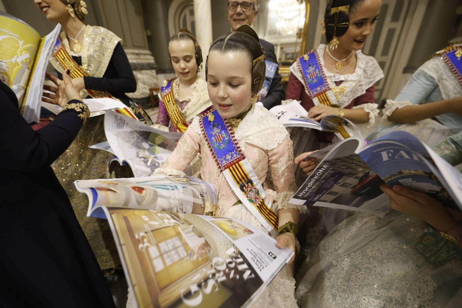 Las falleras mayores de Valencia 2025 reciben el suplemento de Fallas de LAS PROVINCIAS