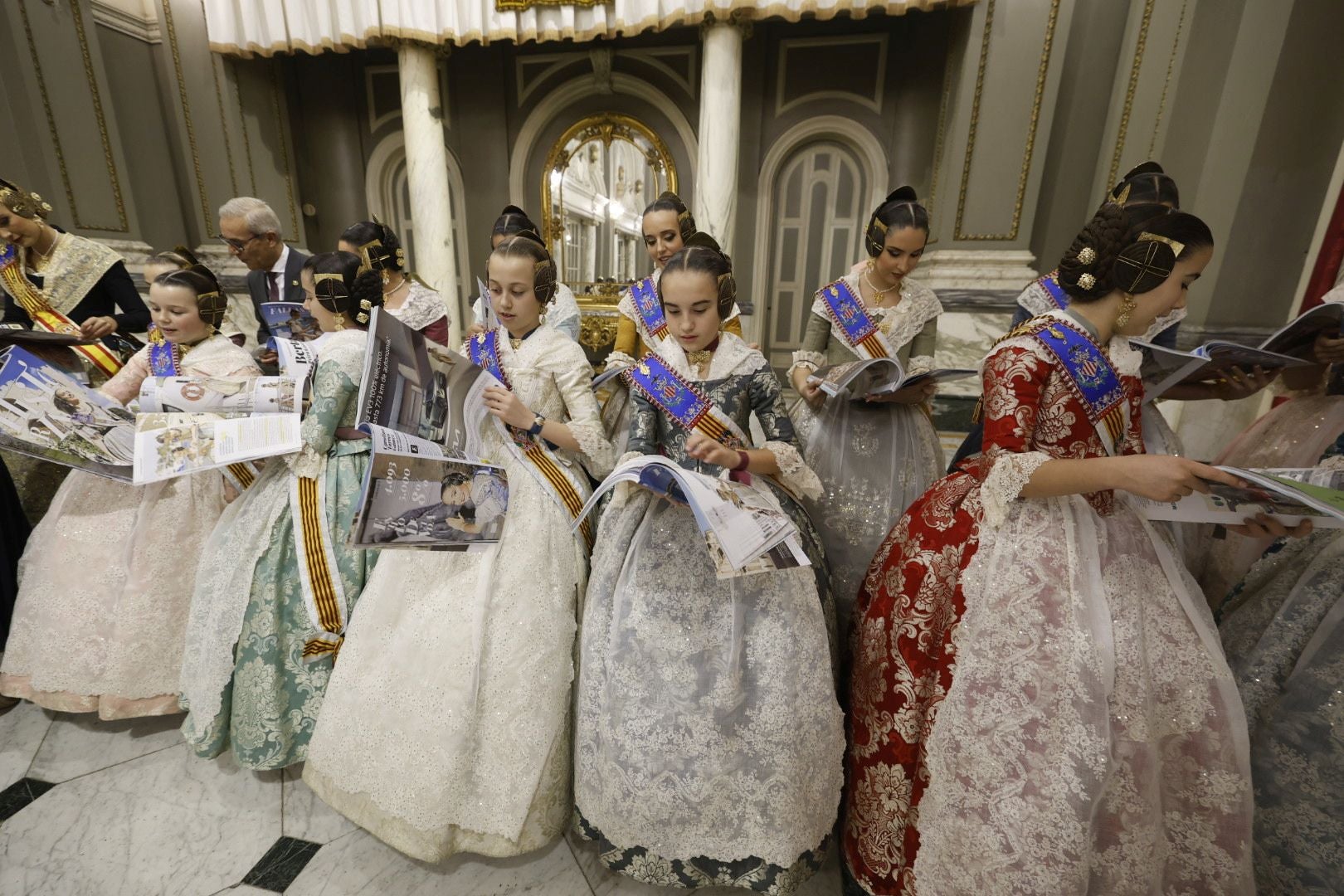 Las falleras mayores de Valencia 2025 reciben el suplemento de Fallas de LAS PROVINCIAS