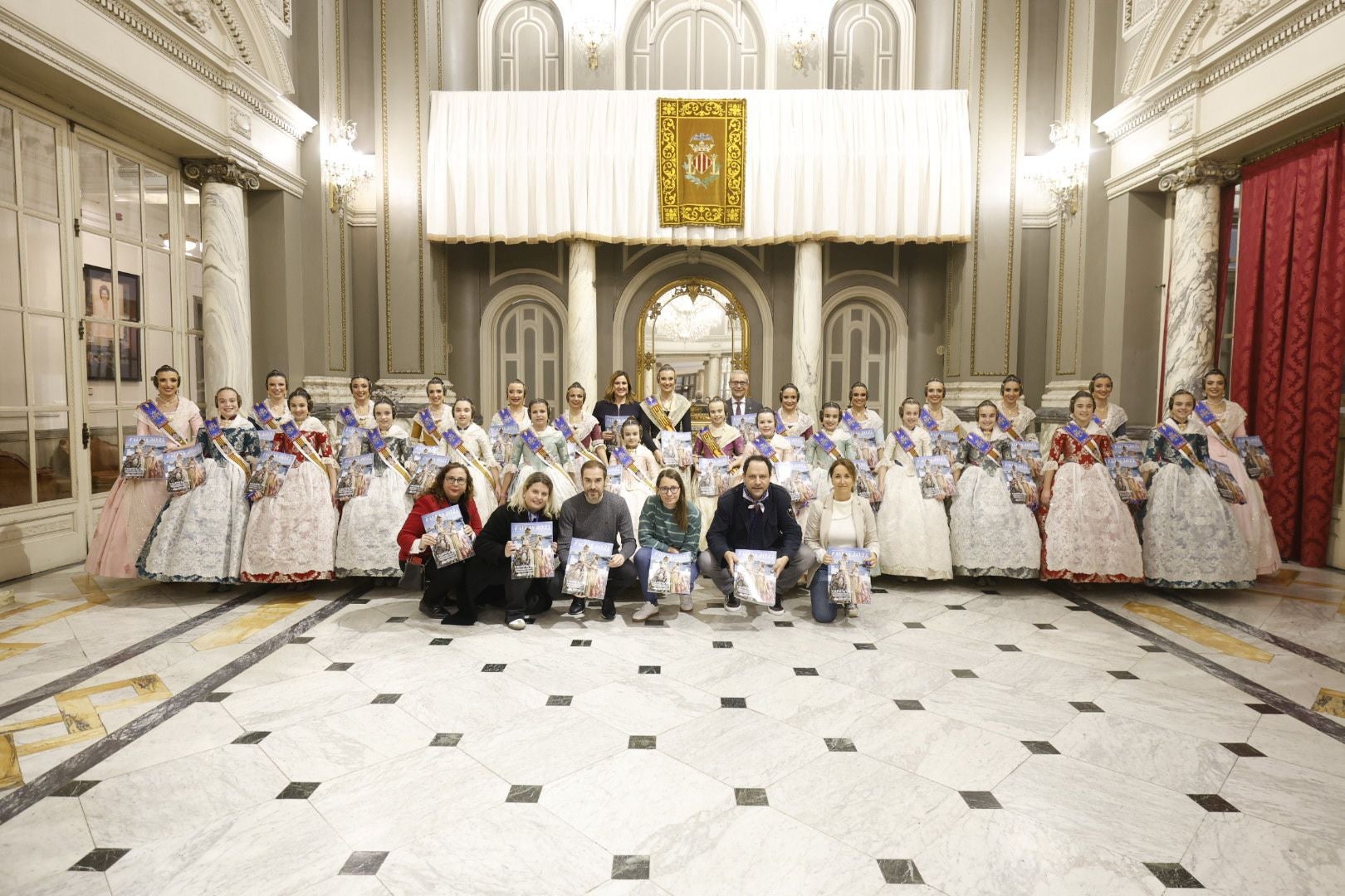 Las falleras mayores de Valencia 2025 reciben el suplemento de Fallas de LAS PROVINCIAS