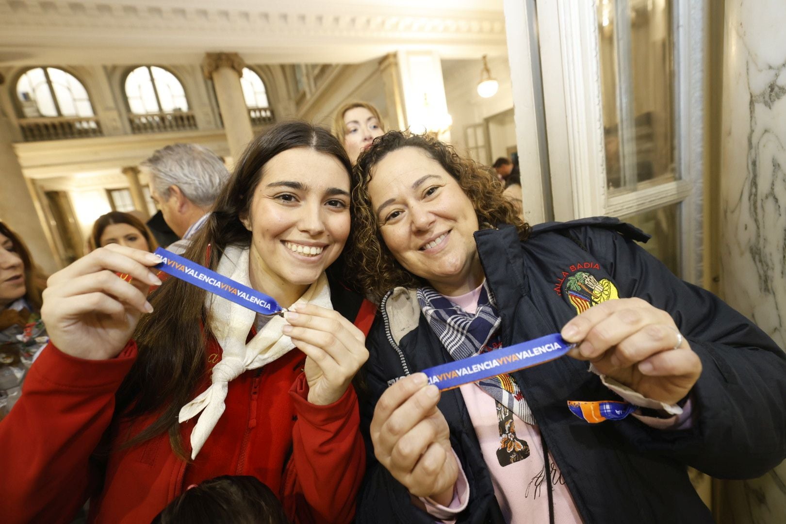 Las falleras mayores de Valencia 2025 reciben el suplemento de Fallas de LAS PROVINCIAS