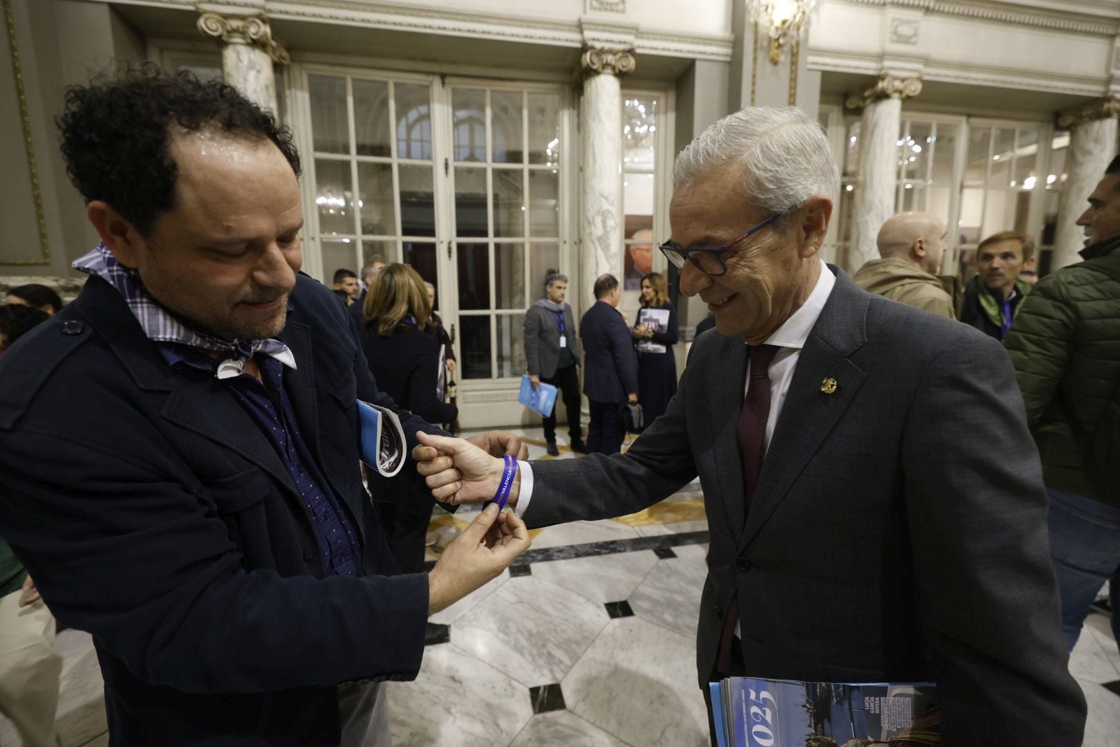 Las falleras mayores de Valencia 2025 reciben el suplemento de Fallas de LAS PROVINCIAS