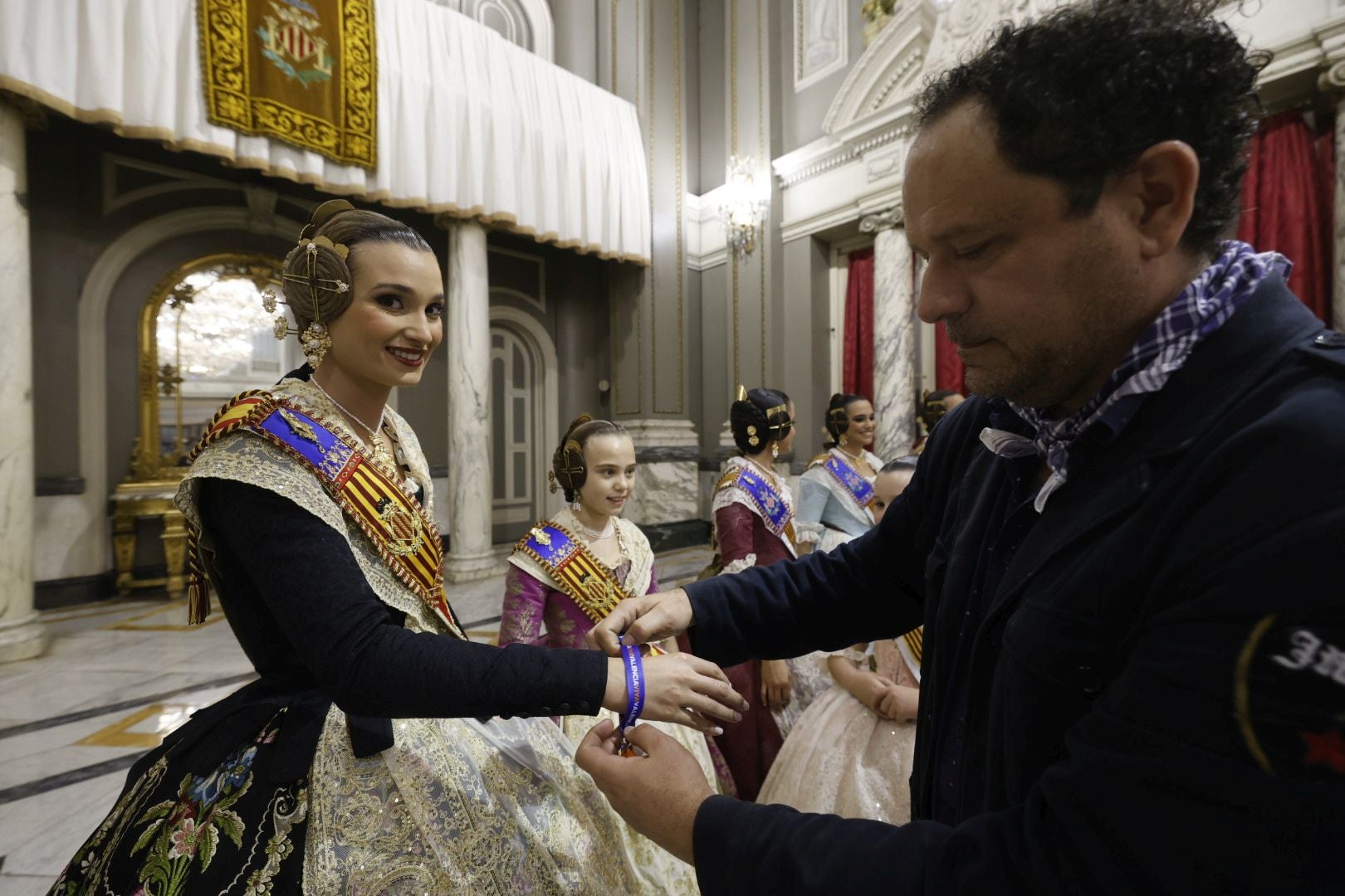 Las falleras mayores de Valencia 2025 reciben el suplemento de Fallas de LAS PROVINCIAS