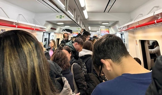 Viajeros en uno de los trenes de la línea C2 de Cercanías.