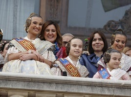 Balcón del Ayuntamiento, durante la mascletà. Imagen de archivo.