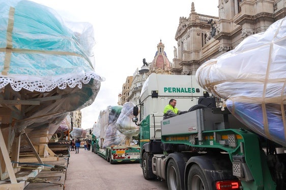 Grúas con las piezas de la plaza municipal, en la plaza del Ayuntamiento de Valencia.