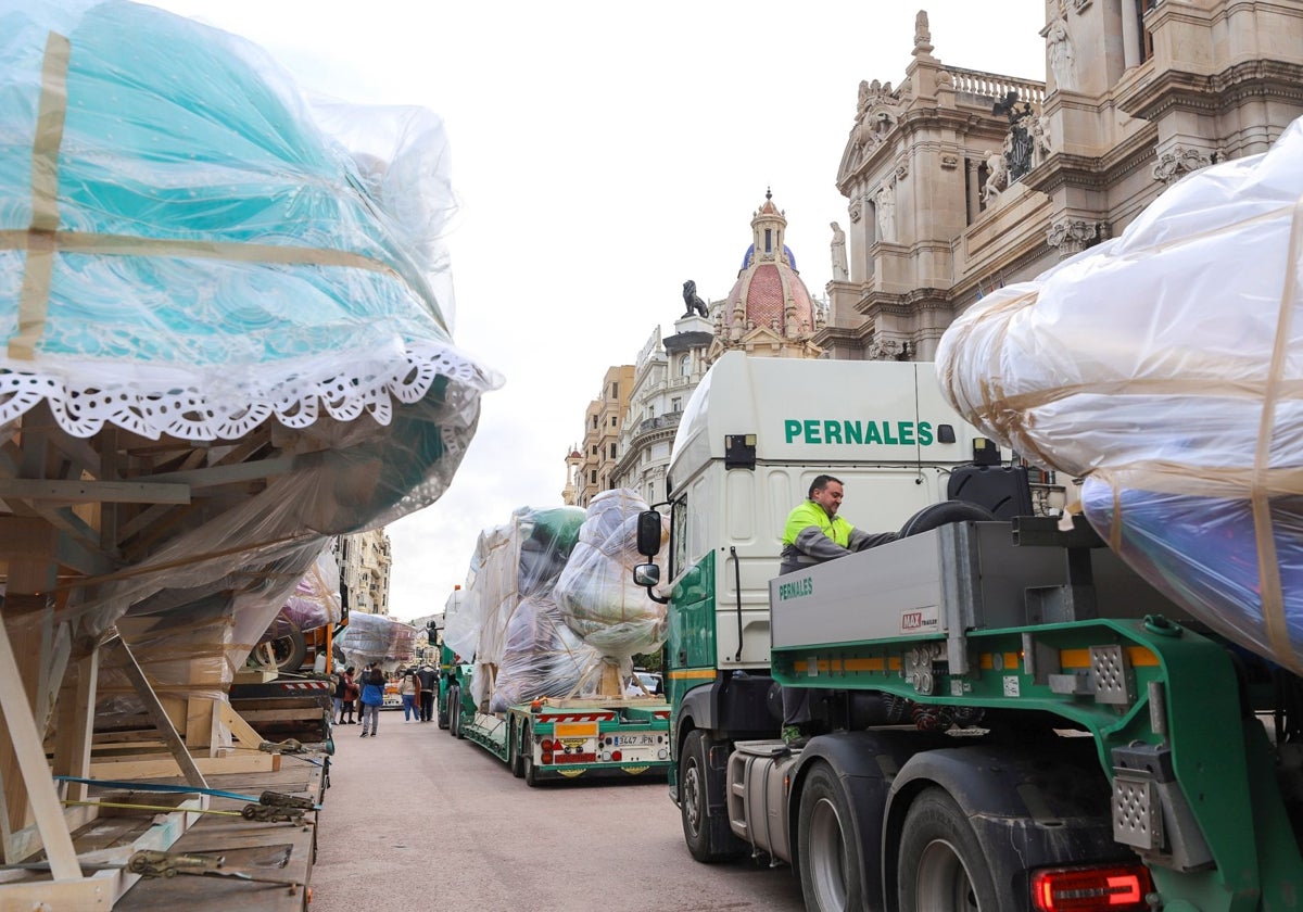 Grúas con las piezas de la plaza municipal, en la plaza del Ayuntamiento de Valencia.