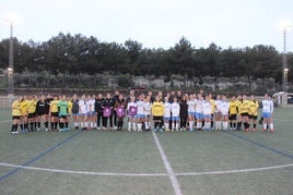 Gemma Pastor con las jugadoras de las dos escuelas municipales.