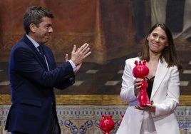 Mazón, junto a la directora del centro residencial Savia de Paiporta, Inés Talaya, que recoge el premio.