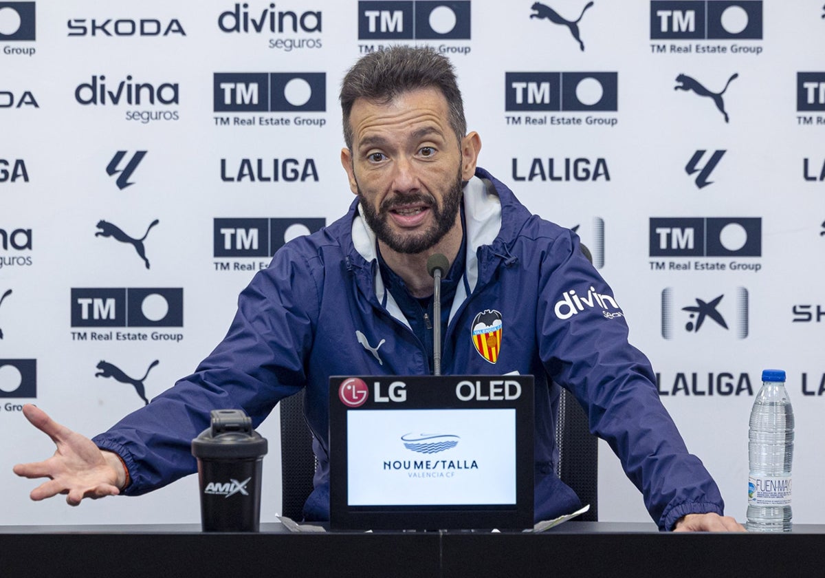 Carlos Corberán, en rueda de prensa.