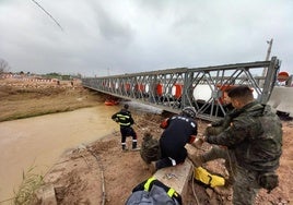 Trabajos de inspección del puente provisional, este viernes.