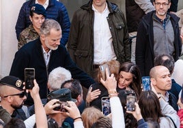 Los Reyes Felipe VI y Letizia durante su visita a Chiva, tres semanas después de la dana, el 19 de noviembre de 2024.