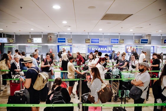 Pasajeros esperan en los mostradores de facturación de Ryanair.