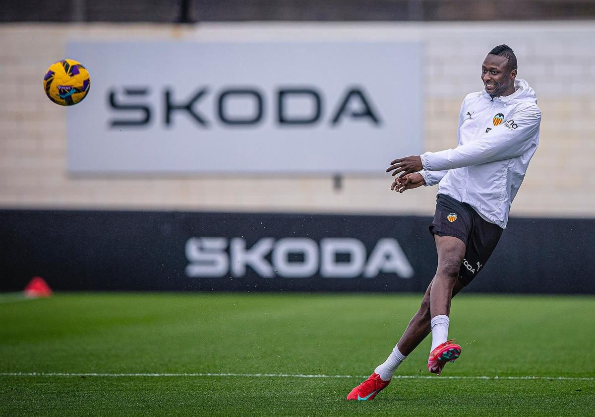 Umar Sadiq, bajo la lluvia en un entrenamiento.