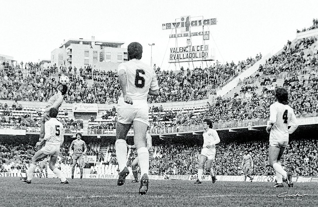 Castellanos, Arias, y Tendillo de espaldas, además de Subirats, en el partido contra el Valladolid disputado en Mestalla (2-2).